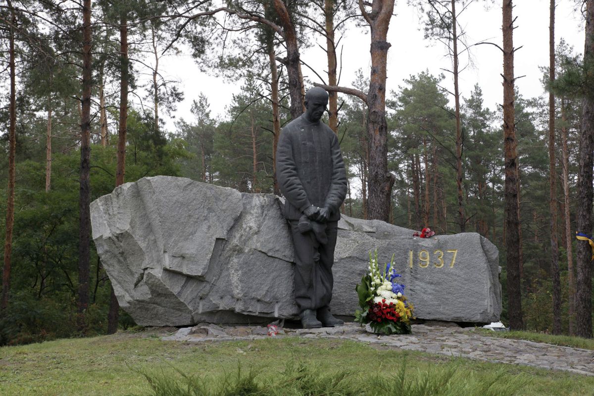Pomnik upamiętniający pomordowanych przez NKWD w 1937 r. w Bykowni pod Kijowem. Fot. Piotr Życieński. 