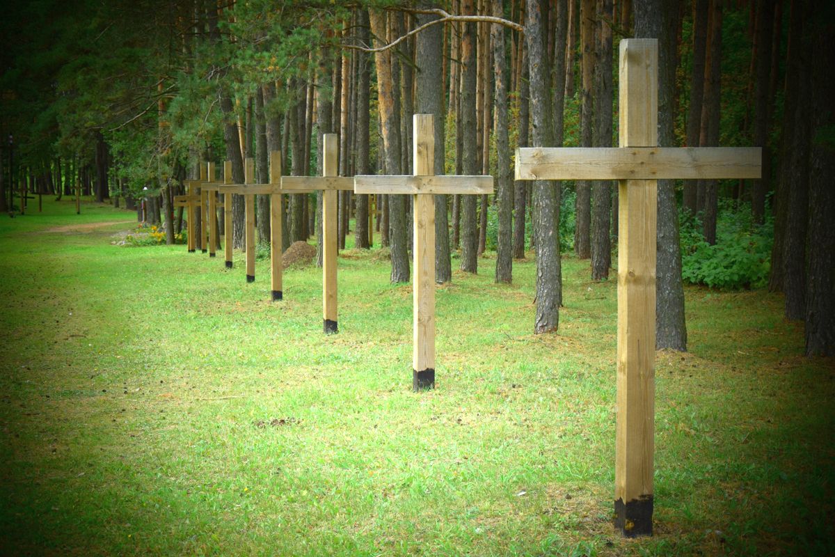 Kuropaty pod Mińskiem Kuropaty pod Mińskiem, gdzie spoczywają tysiące ofiar stalinowskich represji, w tym Polacy