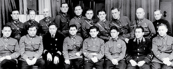 Spotkanie NKWD poświęcone przeprowadzeniu masowych represji ZSRS, czerwiec 1937 r. Ludowy komisarz spraw wewnętrznych ZSRS Nikołaj Jeżow (piąty od lewej w dolnym rzędzie) na spotkaniu poświęconym wprowadzeniu masowych represji. Fot. Centrum Naukowo-Informacyjne „Memoriał” w Moskwie.